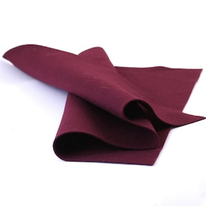 100 Prozent Wollfilzbogen in der Farbe WINE - 18" x 18" Wollfilzblatt - Reine Merinowolle - Weichfilz