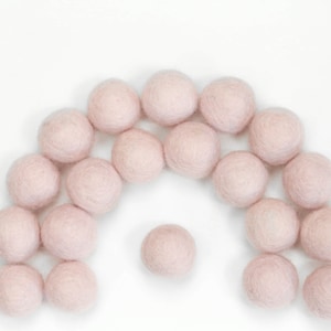 Filz Pom-Poms // Filzkugel-Girlande DIY // DIY Mobile // Kette // Pom-Pom // Perlen // HEAVENLY PINK // 1 cm 1,5 cm 2 cm 2,5 cm 3 cm 4 cm