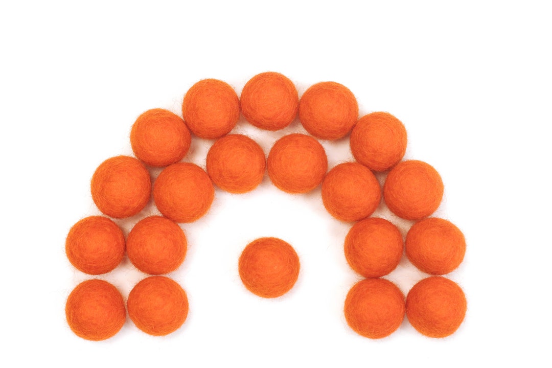 Wool Felt Balls // Felt Ball Garland DIY // Diy Mobile // Diy Necklace