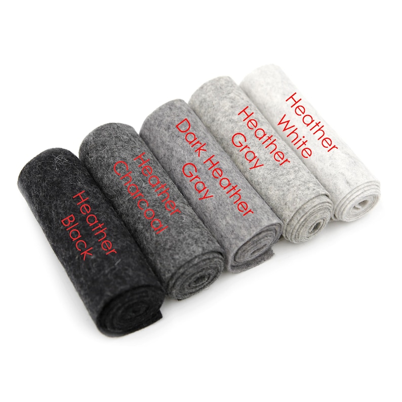 Puede incluir: Seis rollos de fieltro en varios tonos de gris, desde negro a blanco. Los rollos est&aacute;n etiquetados con sus colores: Heather Black, Heather Charcoal, Heather Grey, Dark Heather Grey, Heather Grey y Heather White.