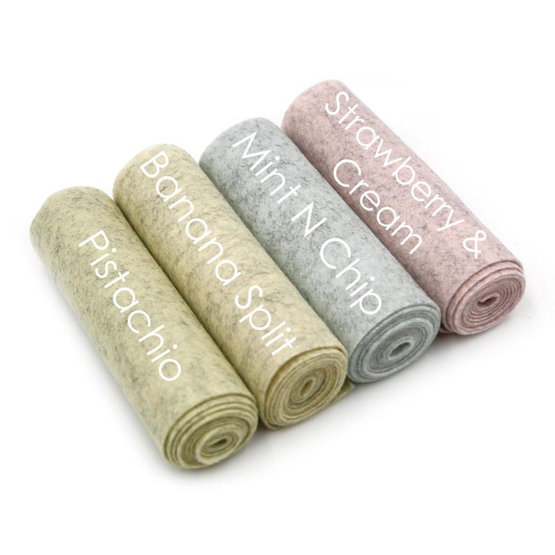 Puede incluir: Cuatro rollos de tela de fieltro en diferentes colores y patrones. Los colores son pistacho, banana split, chip de menta y fresa y crema.