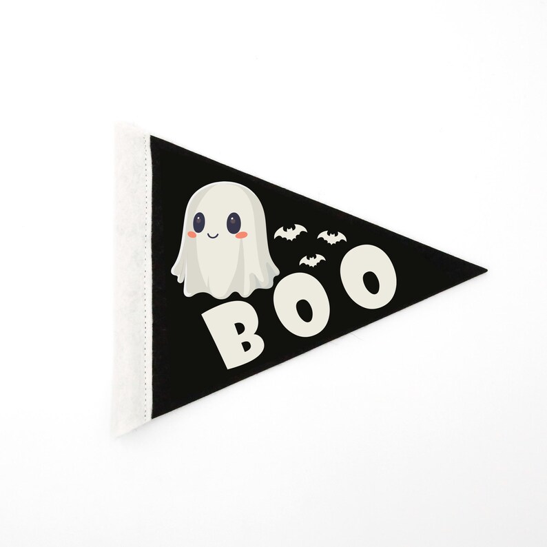 Op de afbeelding: Een zwarte driehoekige vlag met een witte geest en het woord "BOO" in witte letters. Er zijn ook drie kleine witte vleermuizen op de vlag.