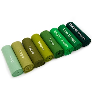 Puede incluir: Un conjunto de diez rollos de fieltro en varios tonos de verde, desde un verde menta claro hasta un verde cazador oscuro. Los rollos de fieltro est&aacute;n etiquetados con los nombres de los colores: Menta, Salvia, Oliva, Sauce, Musgo, Verde brillante, Verde verdadero, Verde cazador.