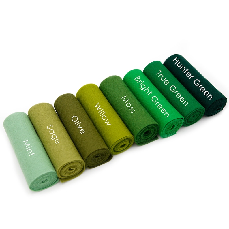 Puede incluir: Un conjunto de diez rollos de fieltro en varios tonos de verde, desde un verde menta claro hasta un verde cazador oscuro. Los rollos de fieltro est&aacute;n etiquetados con los nombres de los colores: Menta, Salvia, Oliva, Sauce, Musgo, Verde brillante, Verde verdadero, Verde cazador.