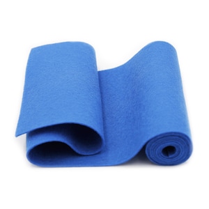 Puede incluir: Un rollo de tela de fieltro azul brillante. El fieltro est&aacute; enrollado y listo para ser utilizado en proyectos de manualidades.