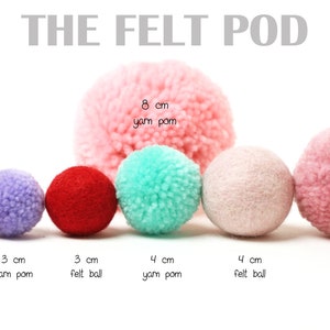 Pu&ograve; includere: Una fila di palline di feltro e pompon di lana in vari colori e dimensioni. Le palline vanno da 2,5 cm a 8 cm. Le palline di feltro sono arancioni, rosse e rosa. I pompon di lana sono viola, turchese e rosa.
