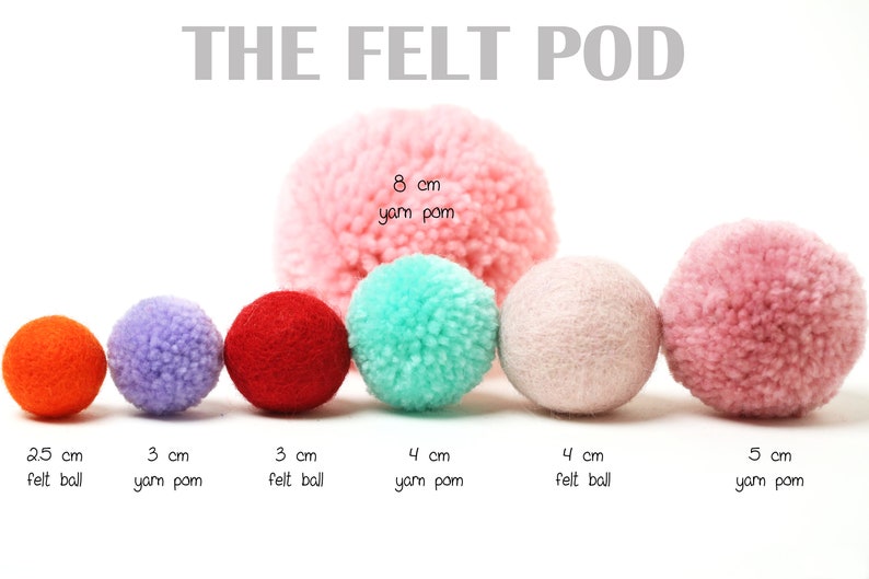 Pu&ograve; includere: Una fila di palline di feltro e pompon di lana in vari colori e dimensioni. Le palline vanno da 2,5 cm a 8 cm. Le palline di feltro sono arancioni, rosse e rosa. I pompon di lana sono viola, turchese e rosa.