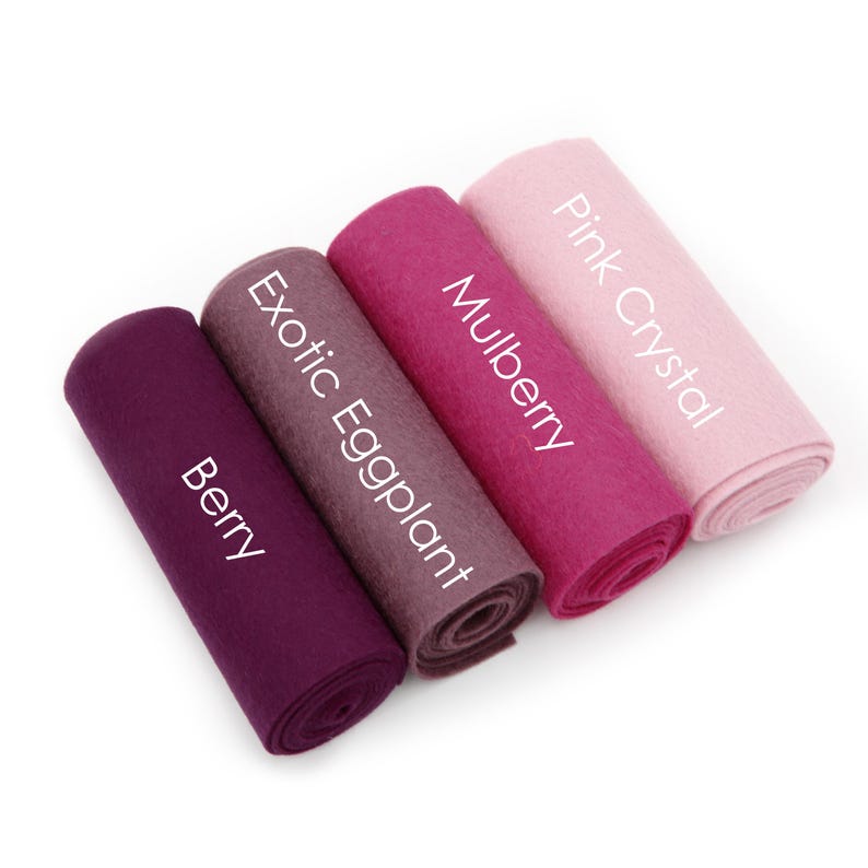Puede incluir: Cuatro rollos de fieltro en tonos de rosa y morado. Los rollos est&aacute;n etiquetados como "Pink Crystal", "Mulberry", "Exotic Eggplant" y "Berry".