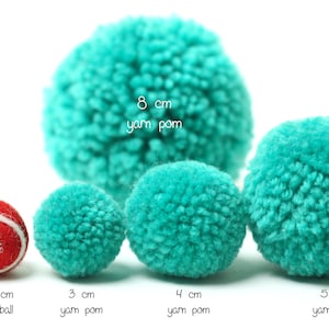 Pu&ograve; includere: Cinque pompon in diverse dimensioni, che vanno da 2,5 cm a 8 cm di diametro. I pompon sono fatti di filato e sono di un colore turchese brillante. Il pompon pi&ugrave; piccolo &egrave; rosso e fatto di feltro.