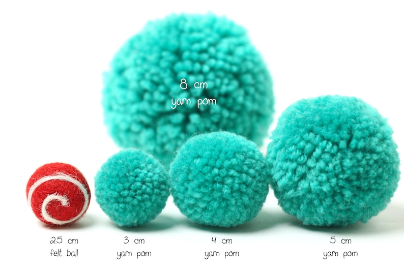 Pu&ograve; includere: Cinque pompon in diverse dimensioni, che vanno da 2,5 cm a 8 cm di diametro. I pompon sono fatti di filato e sono di un colore turchese brillante. Il pompon pi&ugrave; piccolo &egrave; rosso e fatto di feltro.