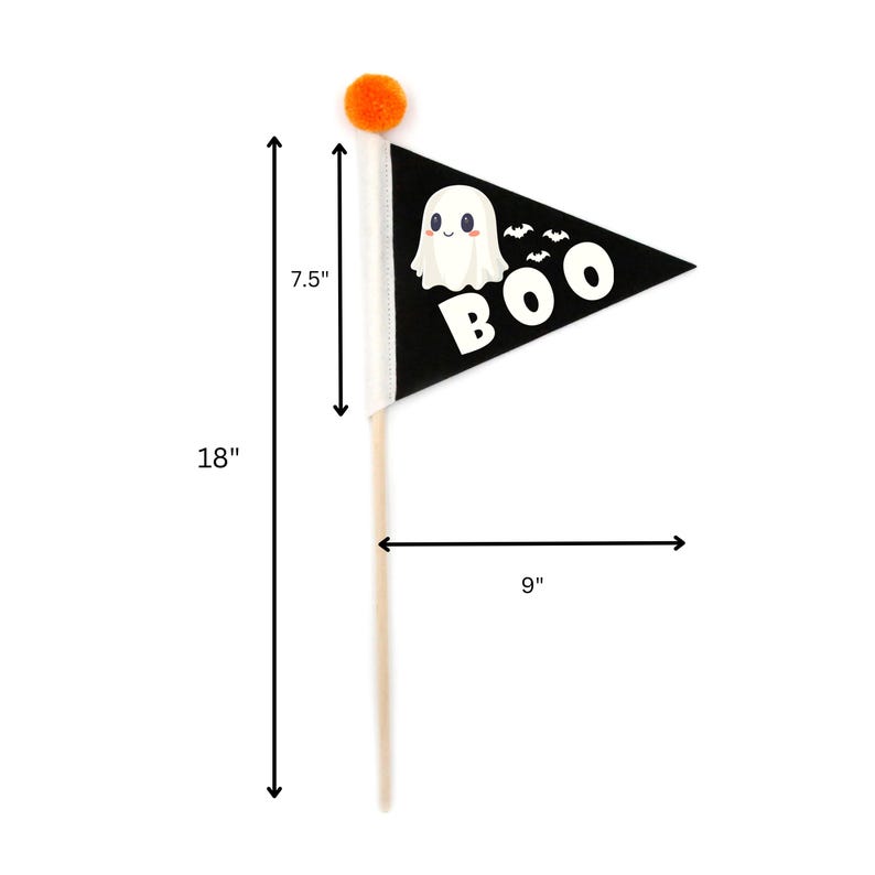 Op de afbeelding: Zwart-witte vlag in de vorm van een pennant met een spook en het woord "BOO" erop gedrukt. De vlag is bevestigd aan een houten stok met een oranje pompon aan de bovenkant. De vlag is 7,5 inch hoog en 9 inch breed. De stok is 18 inch lang.