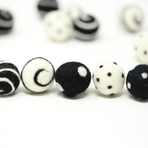 Wollfilz Pompons // Filzbälle // Polka Dot Filzpom-Poms // Schwarze Polka Dots Filzpom-Poms // Schwarze Swirl Filzpom-Poms // Filzkugeln Polka Dots