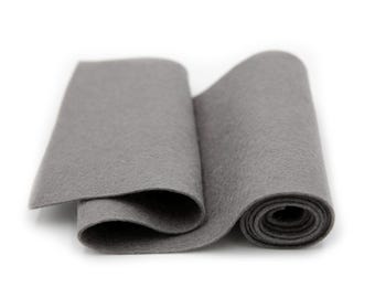 Könnte beinhalten: Eine Rolle grauer Filzstoff. Der Filz ist weich und glatt und perfekt für Bastelarbeiten.