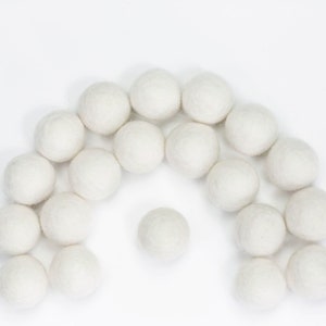 Filz Pom-Poms // DIY Girlande // DIY Mobile // Halskette // Poms // Perlen // Schnee // DUSTY WHITE // 1 cm 1,5 cm 2 cm 2,5 cm 3 cm 4 cm Bild 1