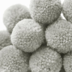 YARN POMS -  P06 PLATINUM Yarn Pom Pom