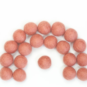Wollfilz-Pompons // DIY-Girlande // DIY-Mobile // DIY-Halskette // Filz-Pompons // Wollperlen // PAPAYA // 1 cm 1,5 cm 2 cm 2,5 cm 3 cm 4 cm