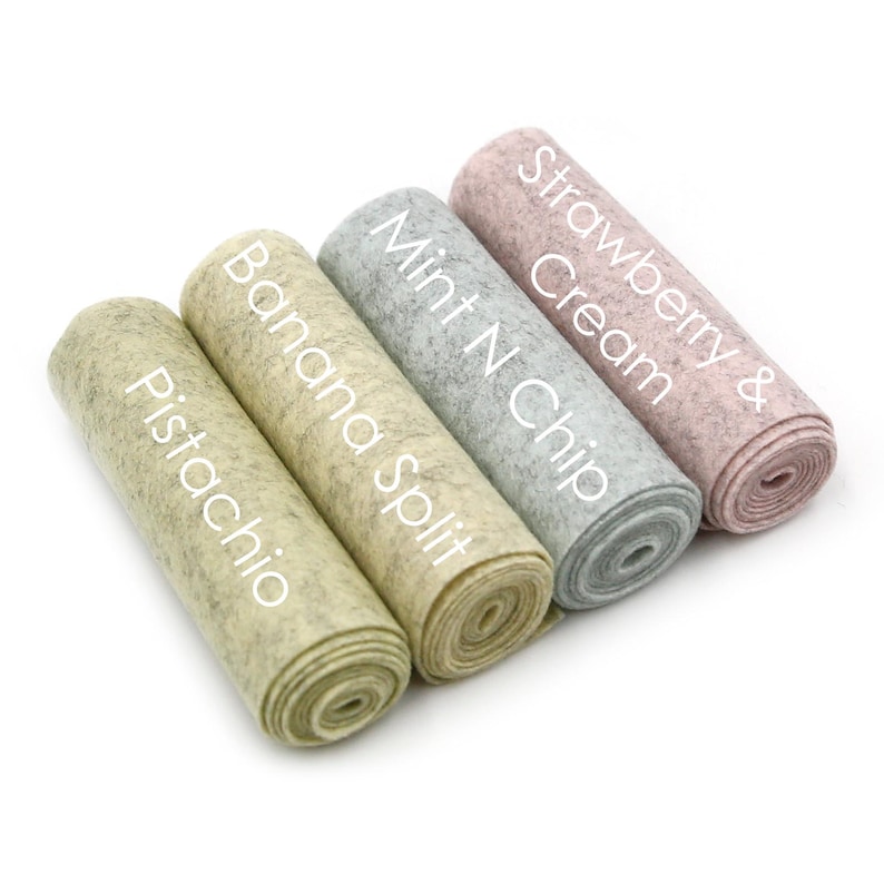 Puede incluir: Cuatro rollos de tela de fieltro en diferentes colores y patrones. Los colores son pistacho, banana split, chip de menta y fresa y crema.