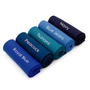 Puede incluir: Seis rollos de fieltro en varios tonos de azul, desde azul marino oscuro hasta azul claro. Los rollos est&aacute;n etiquetados con los nombres de los colores: Navy, Blue Jeans, Tsunami, Peacock, Royal Blue.