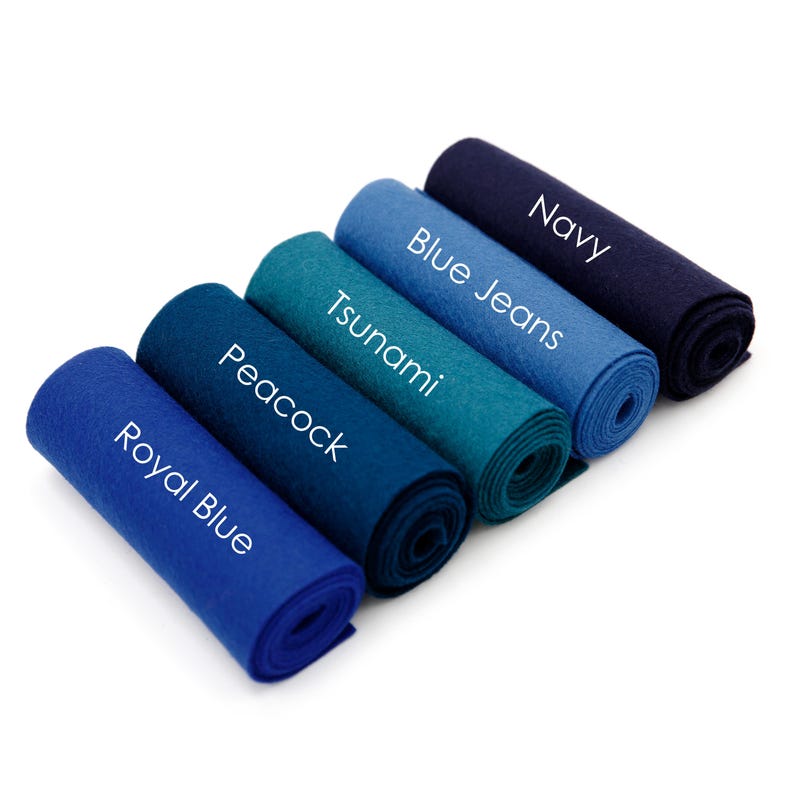 Puede incluir: Seis rollos de fieltro en varios tonos de azul, desde azul marino oscuro hasta azul claro. Los rollos est&aacute;n etiquetados con los nombres de los colores: Navy, Blue Jeans, Tsunami, Peacock, Royal Blue.