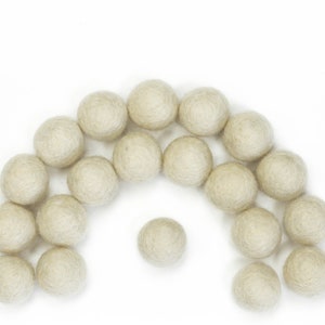 Pompons en feutre de laine // Guirlande de boules DIY // Mobile DIY // Collier DIY // Pompons // Perles de laine // BLÉ // 1 cm 1,5 cm 2 cm 2,5 cm 3 cm 4 cm