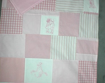 Babydecke gefertigt als Patchworkdecke in rosafarben mit verschiedenen nostalgischen Kinderstickereien