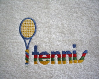 Handtuch-Gaestehandtuch-Sporthandtuch Frottee weiß bestickt mit dem Schriftzug Tennis in Regenbogenfarben und einem Tennisschläger