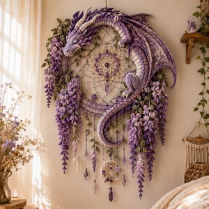 Puede incluir: Un gran tapiz circular con un dragón morado de ganchillo envuelto alrededor de un mandala central tejido. La pieza está decorada con flores de glicinia moradas, hojas verdes, cuentas de cristal colgantes y un pequeño dije de media luna.