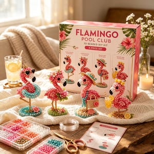 Könnte beinhalten: Ein Flamingo Pool Club 3D-Perlen-Bastelset mit einer Schachtel mit vier Flamingo-Motiven, vier zusammengesetzten Flamingo-Figuren aus Perlen, einem Perlen-Organizer, einer Rolle durchsichtigem Garn, einer Schere und einer Anleitung auf Stoff.