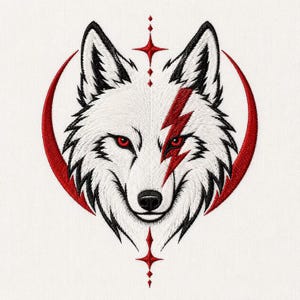 Könnte beinhalten: Ein gestickter Aufnäher mit einem weißen Wolfskopf, schwarzen Fellakzenten und stechend roten Augen. Ein roter Blitz markiert das rechte Auge. Der Wolf ist von einem roten Halbmond und vertikalen, sternförmigen geometrischen Symbolen umrahmt.