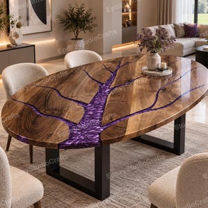 Op de afbeelding: Een ovale eettafel met een natuurlijk houten blad en een paarse epoxyhars inleg in de vorm van een boomstam met takken. De tafel wordt ondersteund door een zwart metalen U-vormig onderstel en is omringd door vier crèmekleurige stoelen.