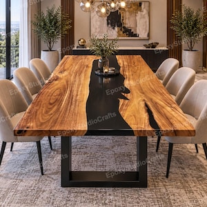 Pode incluir: Uma mesa de jantar retangular com um tampo de madeira de borda natural e uma incrustação central de resina epóxi preta. A mesa é sustentada por uma base de metal preto em forma de U e rodeada por seis cadeiras estofadas em bege claro com pernas pretas.