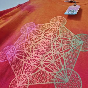 Men’s / Unisex UV Reactive Tie-Dye Shirt – Orange & Pink Metatron’s Cube Sacred Geometry Top | Psytrance Festival Rave Hippie Clothing