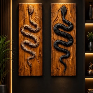 Peut inclure: Deux panneaux muraux rectangulaires en bois avec des reliefs de serpents sculptés. Le panneau de gauche présente un serpent couleur bois naturel aux écailles détaillées, tandis que celui de droite arbore un serpent noir contrastant sur fond veiné.