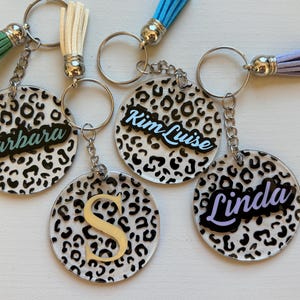 Schlüsselanhänger personalisiert mit Namen oder Initialen | Acryl mit Resin versiegelt | Color Leopard Print