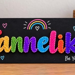 Individuell gestaltetes Namensschild aus Fadenkunst, handgefertigter Wandbehang aus Holz, personalisiertes Geschenk
