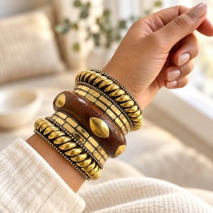 Handgemaakte houten armbandenset, stapelbare boho messing manchetarmband, op India geïnspireerde sieraden, bruine en gouden armbanden