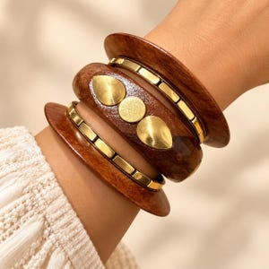 Handgemaakte houten armbandenset, stapelbare boho messing manchetarmband, op India geïnspireerde sieraden, bruine en gouden armbanden