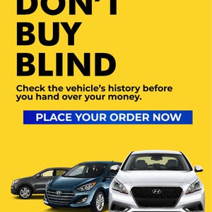 Op de afbeelding: Een gele advertentie met de zwarte tekst DON'T BUY BLIND en Check the vehicle's history before you hand over your money. Een blauwe knop bevat de tekst PLACE YOUR ORDER NOW. Drie auto's zijn afgebeeld: een witte sedan, een blauwe hatchback en een grijze SUV.