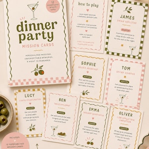 Puede incluir: Un juego de cartas de misión para cenas que incluye una caja y varias tarjetas individuales con nombres como James, Sophie, Tom, Lucy, Ben, Emma y Oliver. Cada tarjeta incluye una misión, un icono de copa de martini y bordes decorativos.