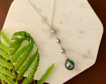 Colar delicado de pérolas do Taiti e keshi, colar de pérolas do Taiti, colar keshi, colar de pérolas do Taiti