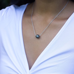 Collar flotante de perla de Tahití – Diseño deslizante en plata de ley – Hecho a mano en Hawái
