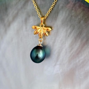 Tahitian Pearl Pendant – Naupaka Flower Necklace, Delicate Hawaiian Jewelry • Tropical Elegance