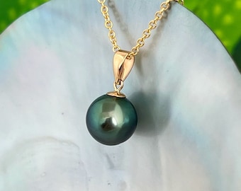 Vibrant Deep Emerald Blue Green Tahitian Pearl Pendant 18k solid gold , tahitian pearl necklace , tahitian pearl jewelry , tahitian pearl