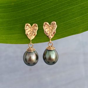 Kalo Leaf and Tahitian Pearl Earrings , Kalo earrings , Kalo jewelry , hawaiian earrings , Tahitian pearl earrings , tahitian pearl ,