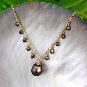 Tahitian Pearl necklace with dainty accents keshi pearls • Luxurious jewelry made in Hawaii • Natural Peacock color