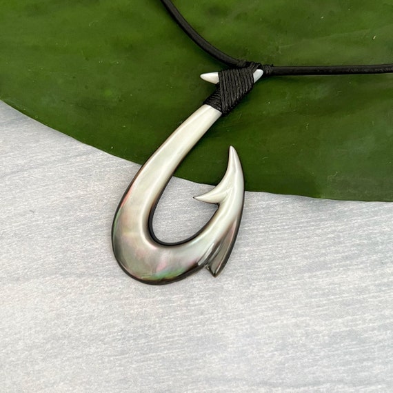 Hawaiian Fish hook necklace Mother of Pearl Shell Hooks , hand carved , men's hook , men's jewelry , men's necklace , polynesian men jewelry