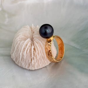 DOORBUSTER Tahitian Pearl Solitaire Hammered Ring Gold • Black Pearl Jewelry • Tahitian Pearl Gold Ring