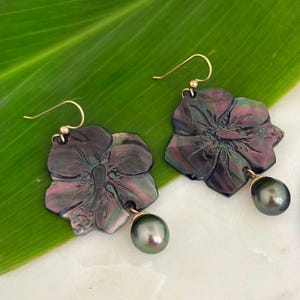 Hibiscus Earrings with Tahitian Pearls – Carved Mother of Pearl Shell • Handmade Hawaii Jewelry • Tropical Gift for Her