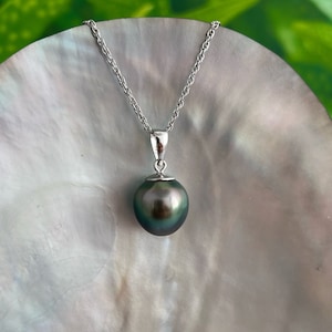 Vibrant Peacock Blue Tahitian Pearl Pendant, tahitian pearl necklace , black pearl necklace , black pearl pendant , peacock tahitian pearl .