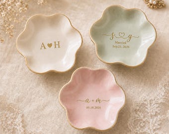 カスタム刻印入りセラミックリングディッシュ、新郎新婦へのギフト、結婚記念日ギフトに最適なパーソナライズトレイ